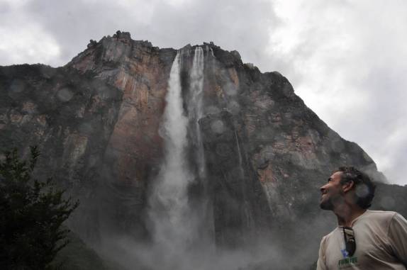 Impressionado com a imponência do Salto Angel, a mais alta cachoeira do mundo, em Canaima, no sul da Venezueka